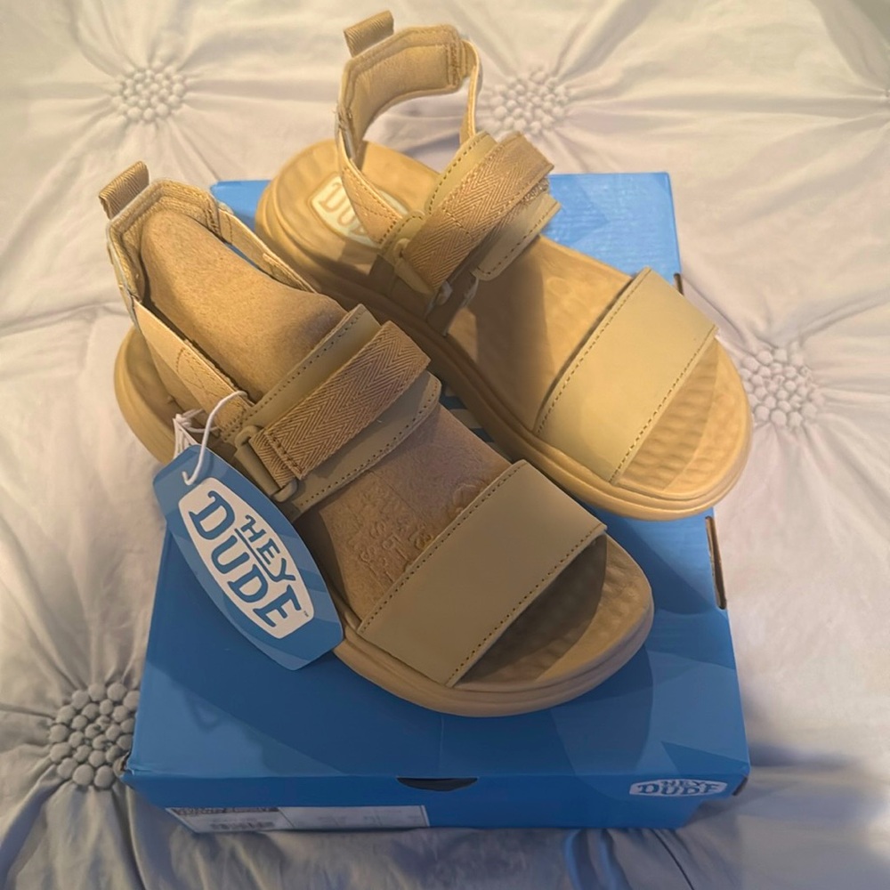 Hey Dude Collins Sandal mono sport in tan. Size 6